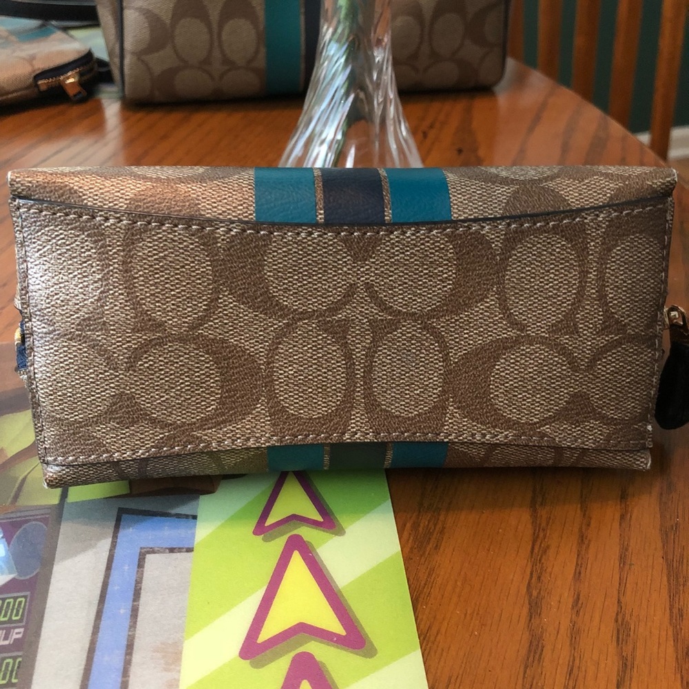 💥Additional pics of Coach crossbody Bag 💥